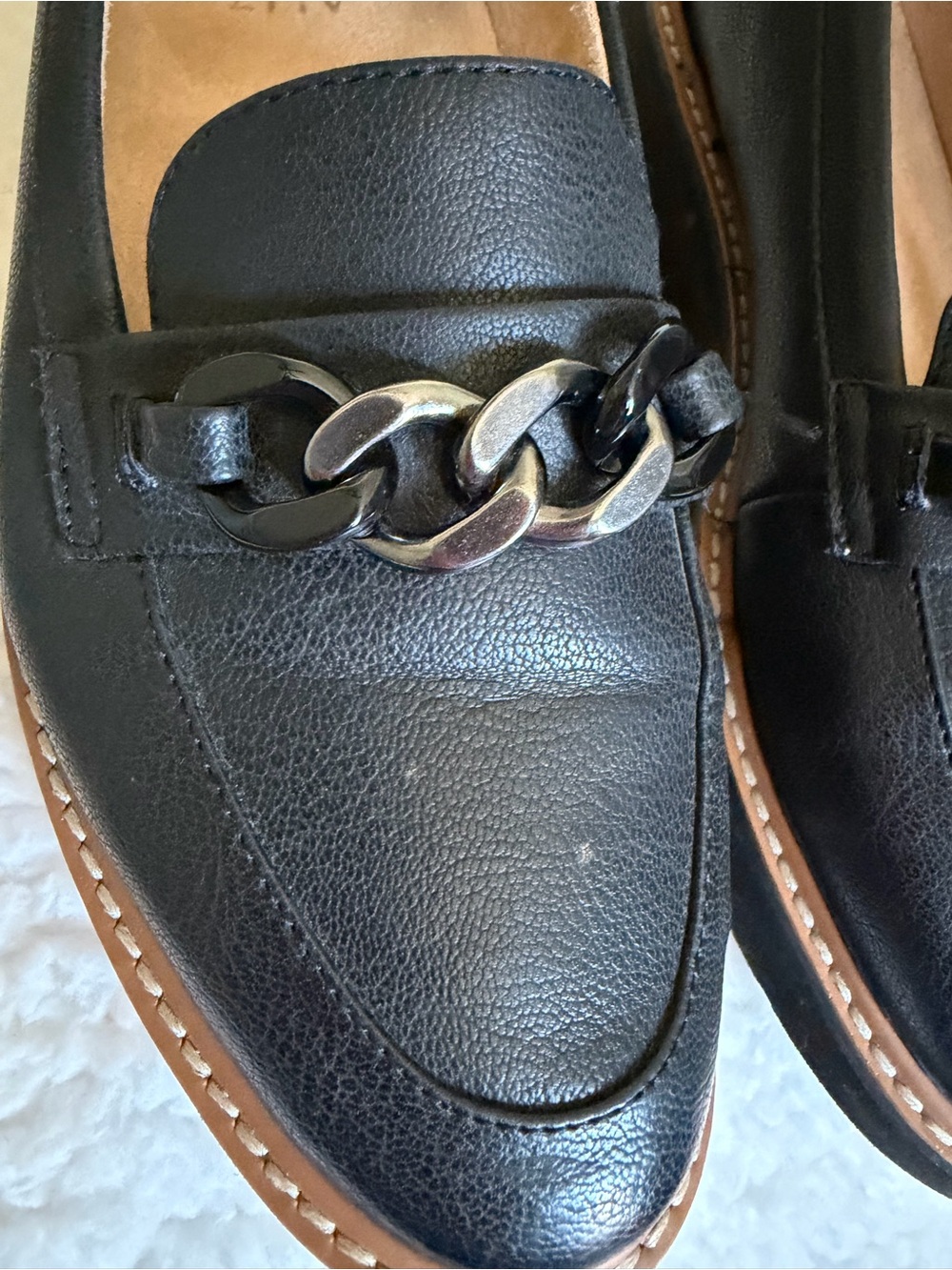 Allen Edmonds Black Leather Chain-Trim Slip-On Loafers. Size 8 - Picture 4 of 6